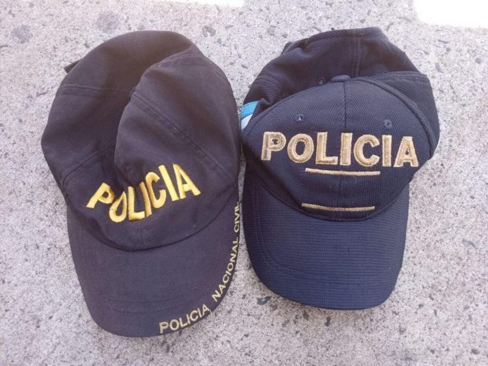 Un hombre fue sorprendido con gorros de la PNC. (Foto: MP)