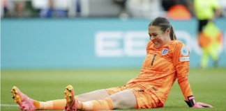 La portera inglesa Mary Earps cae herida durante el partido de clasificación para la Eurocopa Femenina de la UEFA 2025 entre Inglaterra y Francia en St. James' Park, en Newcastle upon Tyne, Inglaterra, el viernes 31 de mayo de 2024. (Ian Hodgson/PA vía AP)