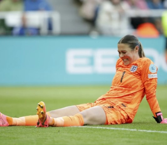 La portera inglesa Mary Earps cae herida durante el partido de clasificación para la Eurocopa Femenina de la UEFA 2025 entre Inglaterra y Francia en St. James' Park, en Newcastle upon Tyne, Inglaterra, el viernes 31 de mayo de 2024. (Ian Hodgson/PA vía AP)