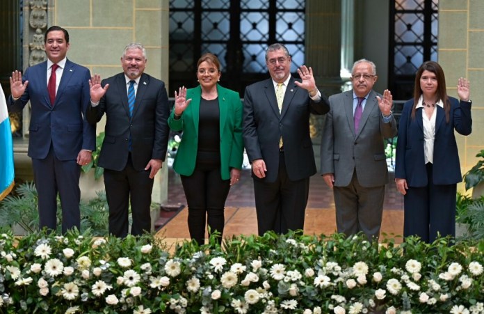 Bernardo Arévalo y su homóloga de Honduras, Xiomara Castro, sostuvieron una reunión en el Palacio Nacional de la Cultura. (Foto: Gobierno de Guatemala)