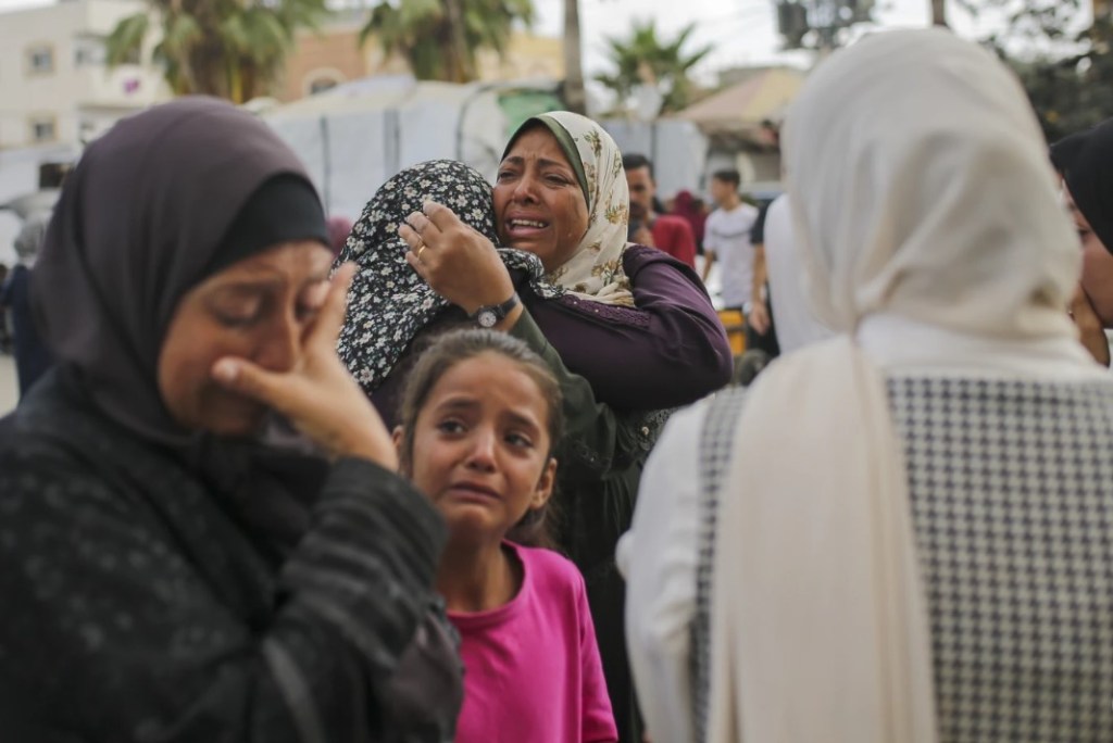 Mujeres palestinas lloran cerca de los cuerpos de familiares muertos en un ataque aéreo israelí, afuera de la morgue del Hospital de los Mártires de Al-Aqsa en Deir al Balah, Franja de Gaza, el lunes 10 de junio de 2024. (Foto AP/Jehad Alshrafi)