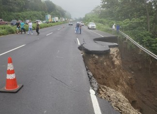 "En el kilómetro 44 de la autopista Palín-Escuintla se formó un hundimiento de tierra.", Foto: Daniel Ramírez / La Hora.