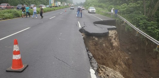 "En el kilómetro 44 de la autopista Palín-Escuintla se formó un hundimiento de tierra.", Foto: Daniel Ramírez / La Hora.