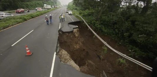 Autoridades trabajan en el área en donde se formó un hundimiento en la autopista Palín-Escuintla. Foto: La Hora / José Orozco