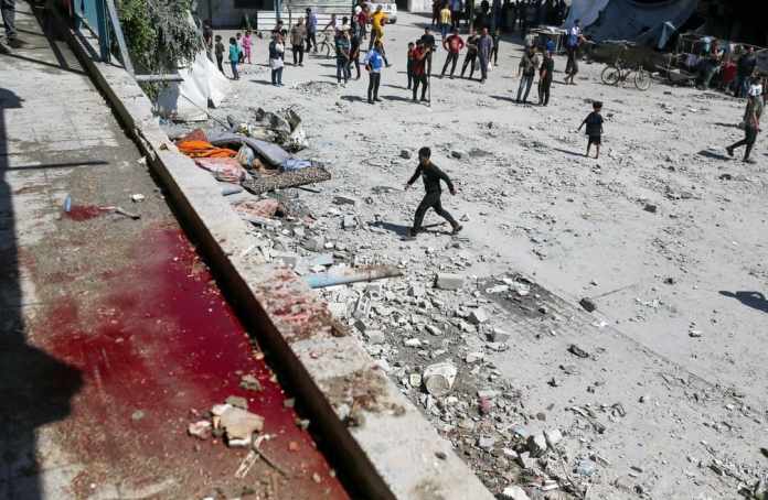 Manchas de sangre en el suelo tras un ataque israelí sobre una escuela gestionada por la ONU en el que murieron decenas de palestinos, el jueves 6 de junio de 2024, en el campo de refugiados Nuseirat, en la Franja de Gaza. (AP Foto/Jehad Alshrafi)