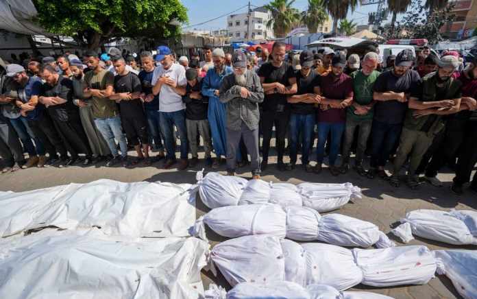 Palestinos lloran a parientes fallecidos en un ataque israelí contra una escuela gestionada por la ONU en el campo de refugiados de Nuseirat, a las afueras de un hospital en Deir al Balah, en la Franja de Gaza, el jueves 6 de junio de 2024. (AP Foto/Abdel Kareem Hana)