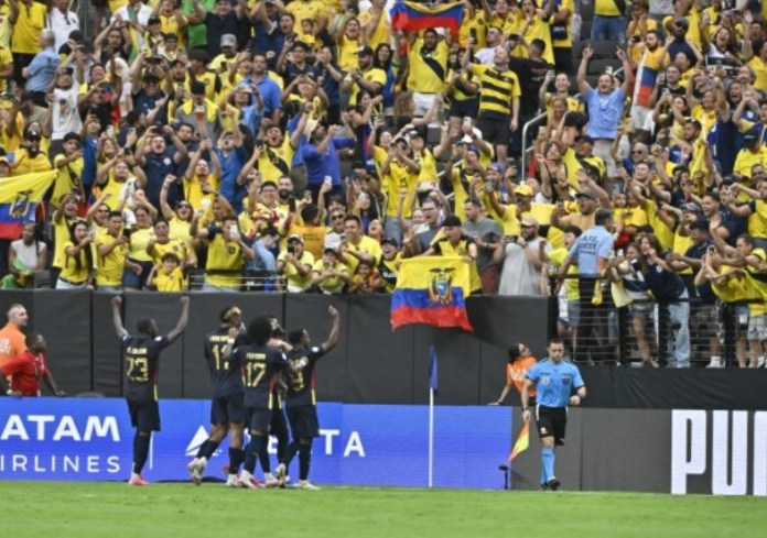 Los jugadores de Ecuador celebran con los fanáticos después de que Kendry Páez anotara el segundo gol de su equipo contra Jamaica durante un partido de fútbol del Grupo B de la Copa América en Las Vegas, el miércoles 26 de junio de 2024. (Foto AP/David Becker)