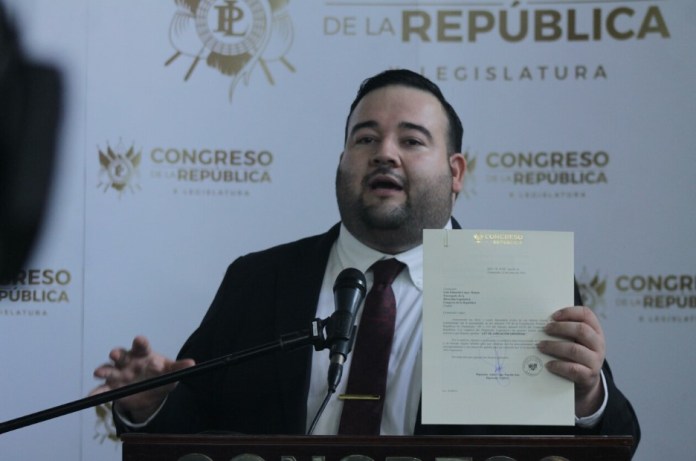 El diputado Julio Portillo presenta su iniciativa de ley para modificar el Programa del Adulto Mayor. Foto: José Orozco