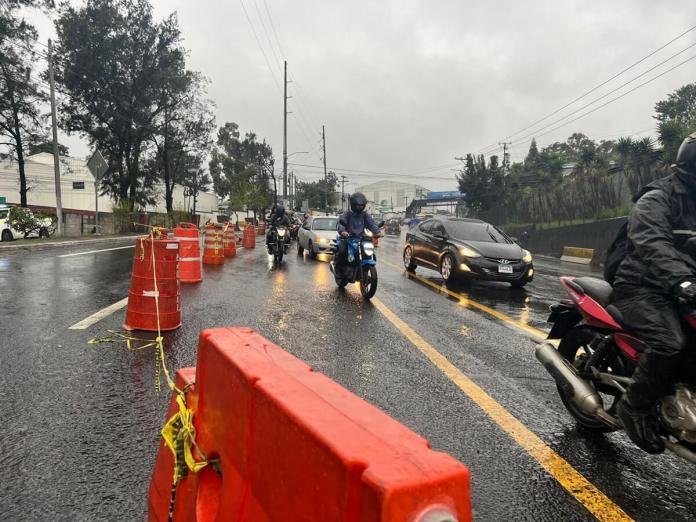 En Villa Nueva se reporta asfalto mojado por lo que se pide precaución al conducir. (Foto: PMT Villa Nueva)