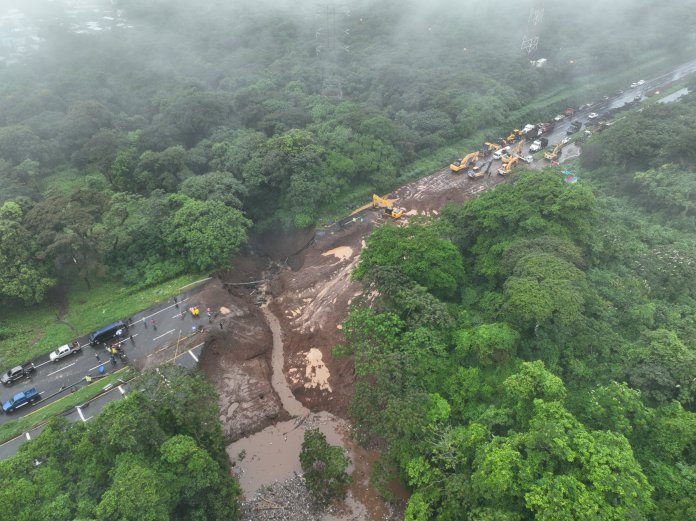 El Ministerio de Comunicaciones realiza varios trabajos en la autopista Palín-Escuintla. (Foto: CIV)