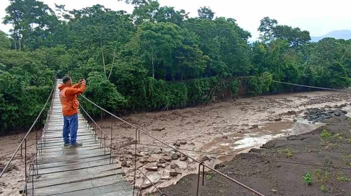 Alertan por formación de lahares en complejo volcánico Santiaguito-Santa María. Foto: Conred