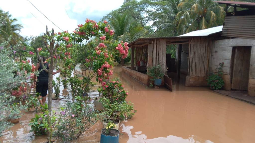 Una inundación en San Andrés Villa Seca, Retalhuleu. El Insivumeh prevé una segunda parte del invierno más fuerte que lo usual. Foto: CONRED.