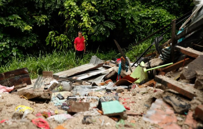 Un hombre observa escombros de una casa derrumbada a causa de las lluvias, el pasado 21 de junio del 2024, en Soyapango (El Salvador). EFE/ Rodrigo Sura