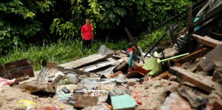 Un hombre observa escombros de una casa derrumbada a causa de las lluvias, el pasado 21 de junio del 2024, en Soyapango (El Salvador). EFE/ Rodrigo Sura