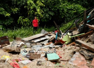 Un hombre observa escombros de una casa derrumbada a causa de las lluvias, el pasado 21 de junio del 2024, en Soyapango (El Salvador). EFE/ Rodrigo Sura