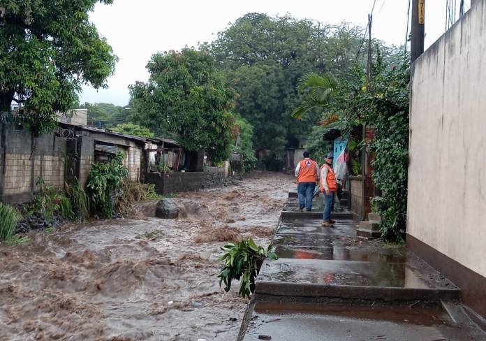 Calle inundada en una colonia de Escuintla. El sur del paÃ­s y la bocacosta son de las Ã¡reas de mÃ¡s riesgo ante lluvias, de acuerdo con los pronÃ³sticos. Foto: CONRED.