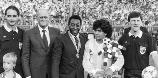 Imagen de archivo de 1990 del brasileño Pele (c-i), el argentino Diego Maradona (2-d), y el entonces presidente de la FIFA, Joao Havelange (2-i). EFE/STR B/Solo uso editorial