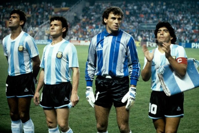 Imagen de archivo de jugadores de la selección argentina de fútbol, Diego Armando Maradona (1d), Alberto Pumpido (3d), José Cuciuffo (2i), José Luis Brown (i). EFE/ais