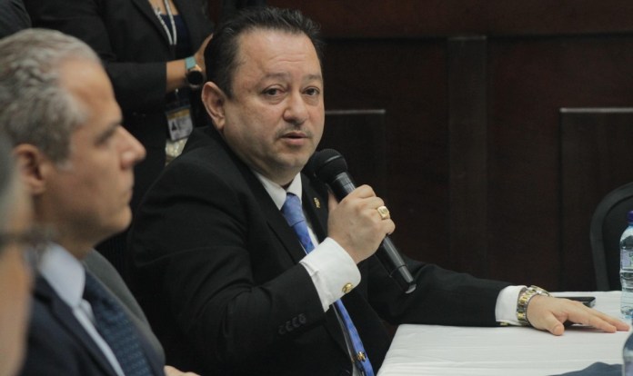 El rector de la Usac, Walter Mazariegos no figuro entre los mencionados para presidir las Comisiones de Postulación. Foto: José Orozco