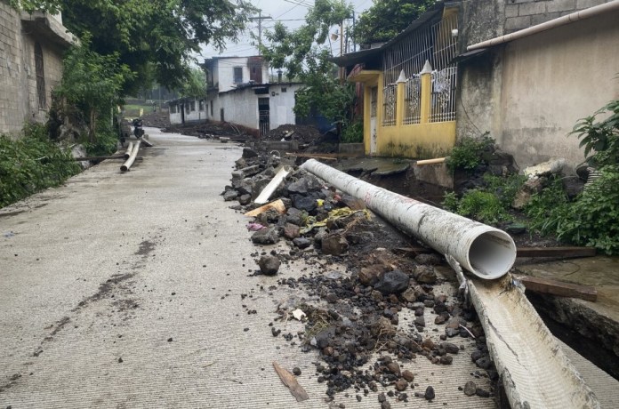 Para la construcción de la calle se destruyeron los drenajes y ahora los vecinos no tienen un mecanismo para evacuar sus aguas negras y grises. Foto: La Hora / José Orozco. 