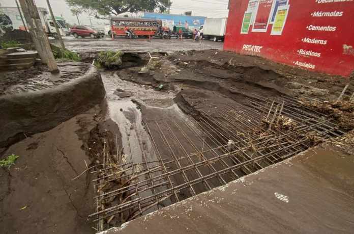 Al tramo final todavía le faltan unos 10 metros y las bóvedas para pasan bajo la ruta CA9-sur (antigua ruta a Escuintla). foto: La Hora / José Orozco.