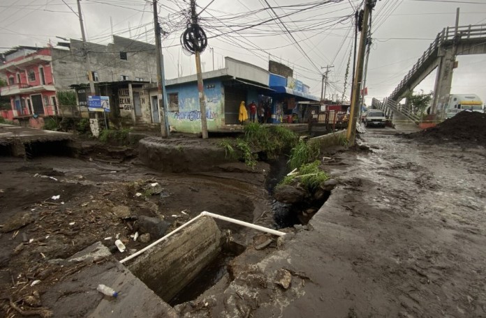 En este parte final de la carretera, la empresa debía construir unas bóvedas para el paso de agua,. como no se hicieron, las anteriores se taparon en pocos minutos y el área colapsó. Foto: La Hora / José Orozco.