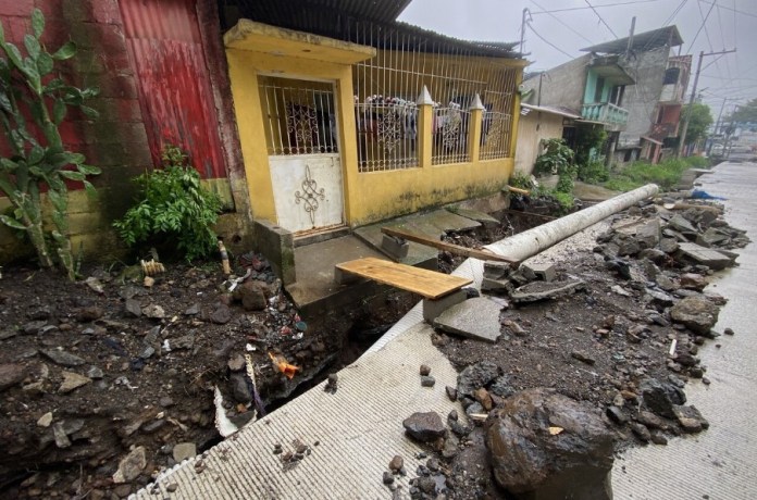El proyecto ser quedó a medias, incluyendo la colocación de drenajes, lo que dificulta el acceso de los vecinos a sus casa. Foto: La Hora / José Orozco.