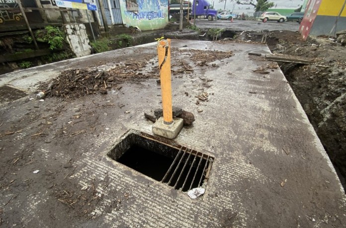 Los vecinos exigen que la carretera se termine para poder, en primer lugar, para que haya un nuevo acceso a la CA9-sur y también para que puedan construir sus drenajes. Foto: La Hora / José Orozco.