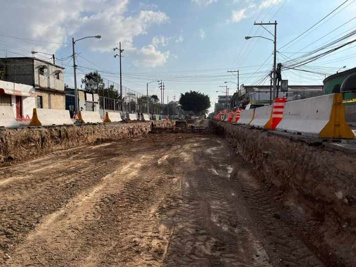 La deficiente supervisión de obras redunda en que los proyectos se queden a medias. Trabajos en la construcción del paso a desnivel en la Avenida Petapa y 52 calle. Foto: SNIP.