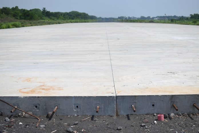 Pista de taxeo del lado sur que también está pendiente de finalizarse. Foto: La Hora / Fabricio Alonzo.