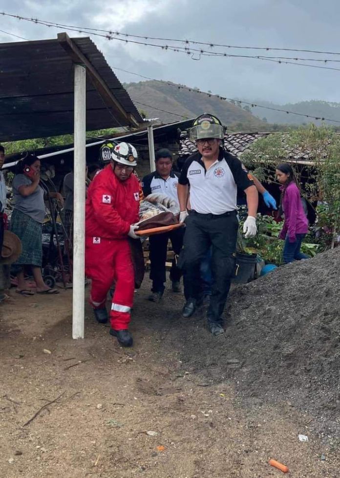 Luego del rescate de las víctimas mortales, socorristas los trasladan con dirección a la morgue de la localidad. Foto: Bomberos Voluntarios