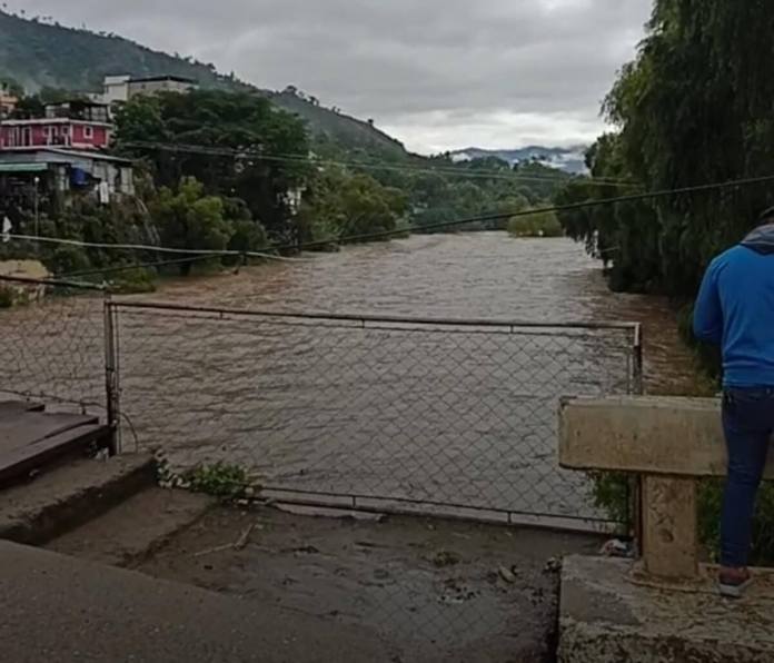 El nivel del río incrementó a causa de las constantes lluvias. (Foto: Conred)