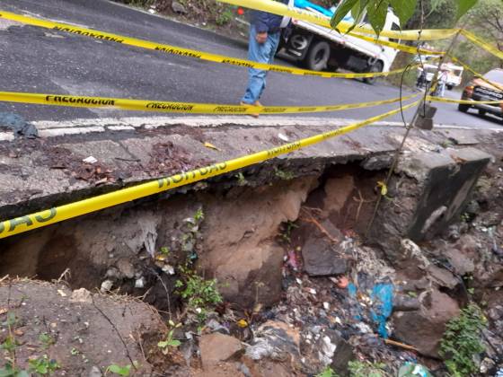 En San Martín Jilotepeque también ocurrió un socavamiento que pone en riesgo la carretera hacia la ruta Interamericana.