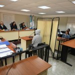 Edmundo Barrios fue secuestrado el 10 de julio de 2022. Al fondo, su nieta Jennifer Méndez acusada de ser autora intelectual. Foto: Fabricio Alonzo