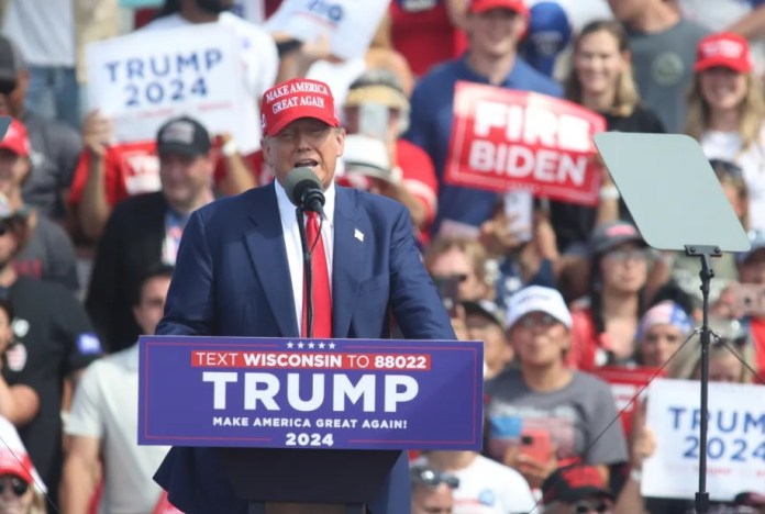 El expresidente estadounidense Donald Trump habla durante su mitin de campaña en Racine Festival Park en Racine, Wisconsin, EE.UU., el 18 de junio de 2024. EFE/Trent Sprague