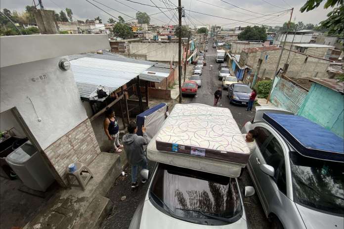 Vecinos de la colonia Santa Rosita, zona 16, resultaron perjudicados por la intensa lluvia y buscan en dónde refugiarse durante la temporada. Foto: José Orozco