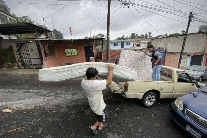 Vecinos de la colonia Santa Rosita, zona 16, trabajaron por varias horas para rescatar sus pertenencias, debido a los daños que la intensa lluvia causó en sus viviendas. Foto: José Orozco