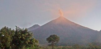 El volcán de Fuego expulsa ceniza. Foto: DCA