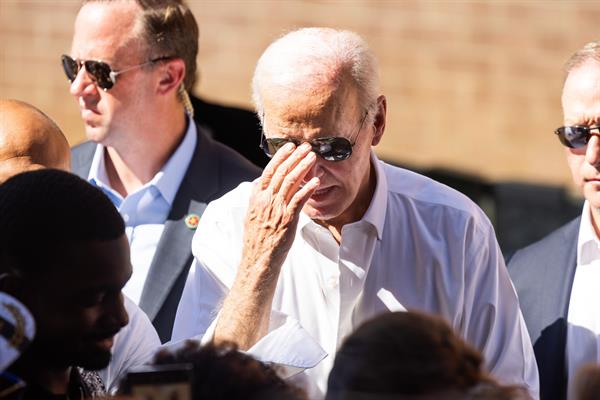 Hasta diez congresistas demócratas presionan a Biden para que abandone, según prensa EEUU Foto La Hora/EFE/EPA/JIM LO SCALZO