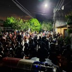 Un grupo de policías antimotines se alista para cubrir la salida del detenido, ante la intención de vecinos de linchar al detenido. FOTOS PNC