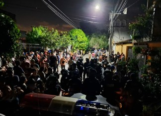 Un grupo de policías antimotines se alista para cubrir la salida del detenido, ante la intención de vecinos de linchar al detenido. FOTOS PNC
