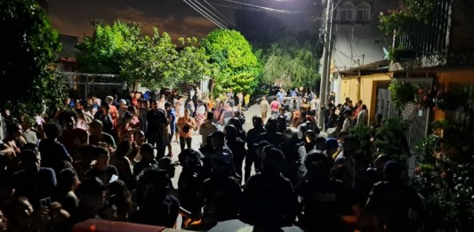 Un grupo de policías antimotines se alista para cubrir la salida del detenido, ante la intención de vecinos de linchar al detenido. FOTOS PNC