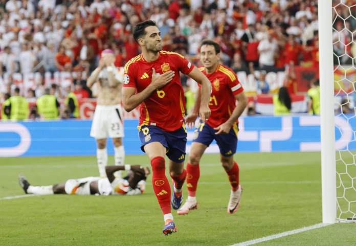 El español Mikel Merino celebra el gol del 2-1 durante el partido de cuartos de final de la Eurocopa 2024 entre España y Alemania. (Alemania, España) EFE/EPA/RONALD WITTEK