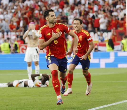 El español Mikel Merino celebra el gol del 2-1 durante el partido de cuartos de final de la Eurocopa 2024 entre España y Alemania. (Alemania, España) EFE/EPA/RONALD WITTEK