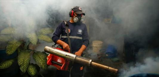 Un integrante de Protección Civil fumiga una vivienda este miércoles en San Salvador (El Salvador). El Gobierno de El Salvador intensificó este miércoles las jornadas de fumigación para acabar con el mosquito transmisor del dengue, debido al aumento de casos de niños hospitalizados por esta enfermedad, que se ha elevado a 30, y la muerte de tres menores. EFE/ Rodrigo Sura