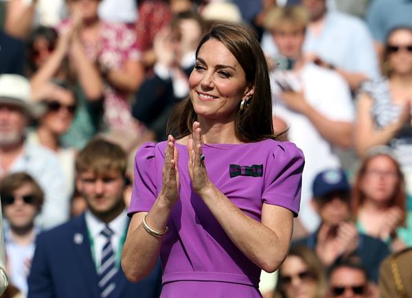 Catalina, Princesa de Gales, aplaude tras la ceremonia de entrega de trofeos de la final masculina entre Novak Cjokovic de Serbia y Carlos Alcaraz de España en el Campeonato de Wimbledon, Wimbledon, Gran Bretaña, 14 de julio de 2024. (Tenis, Princesa de Gales, España, Reino Unido) EFE/EPA/NEIL HALL SÓLO USO EDITORIAL