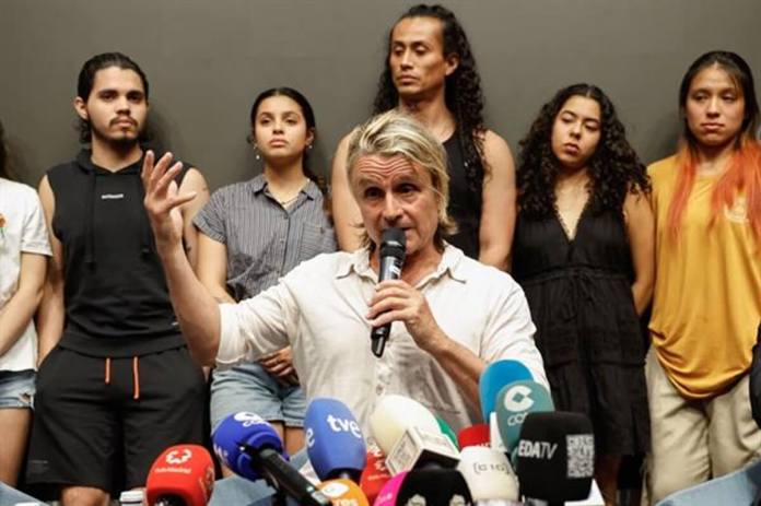 El compositor y productor teatral español Nacho Cano (c) ofrece una rueda de prensa tras quedar en libertad provisional este martes después de declarar ante la Policía por la supuesta contratación ilegal de inmigrantes para el espectáculo musical 'Malinche', que se representa en Madrid. EFE/Mariscal