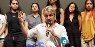 El compositor y productor teatral español Nacho Cano (c) ofrece una rueda de prensa tras quedar en libertad provisional este martes después de declarar ante la Policía por la supuesta contratación ilegal de inmigrantes para el espectáculo musical 'Malinche', que se representa en Madrid. EFE/Mariscal