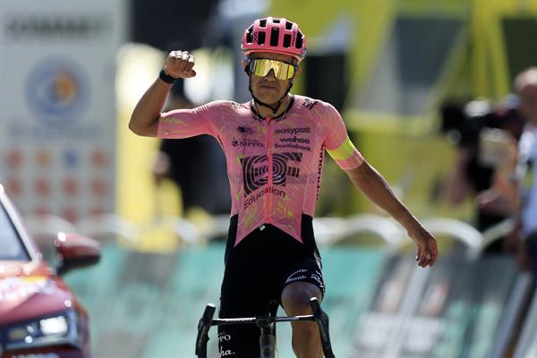 El ciclista ecuatoriano Richard Carapaz (EF Education - EasyPost) celebra mientras cruza la línea de meta para ganar la etapa 17 del Tour de Francia sobre 177km desde Saint-Paul-Trois-Chateaux a Superdevoluy, Francia.- EFE/GUILLAUME HORCAJUELO