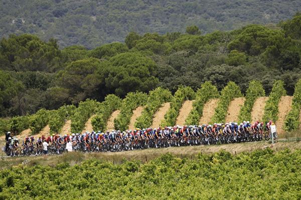 El pelotón en acción durante la 17ª etapa del Tour de Francia 2024, de 177 km de recorrido entre Saint-Paul -Trois-Chateaux y Superdevoluy, Francia, este miércoles.-EFE/ Sebastien Nogier